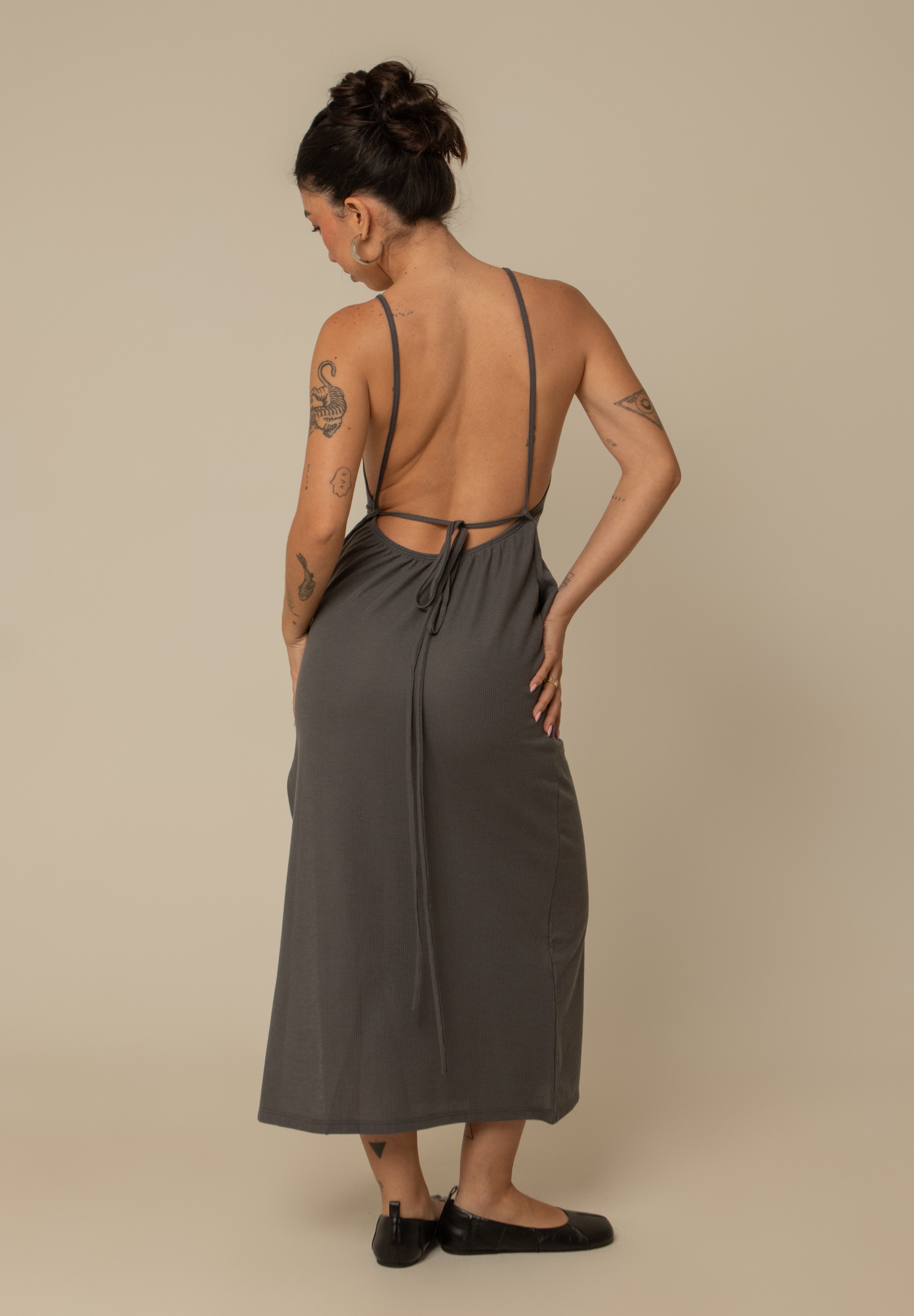 vestido comfy | vestido costas abertas com fenda lateral