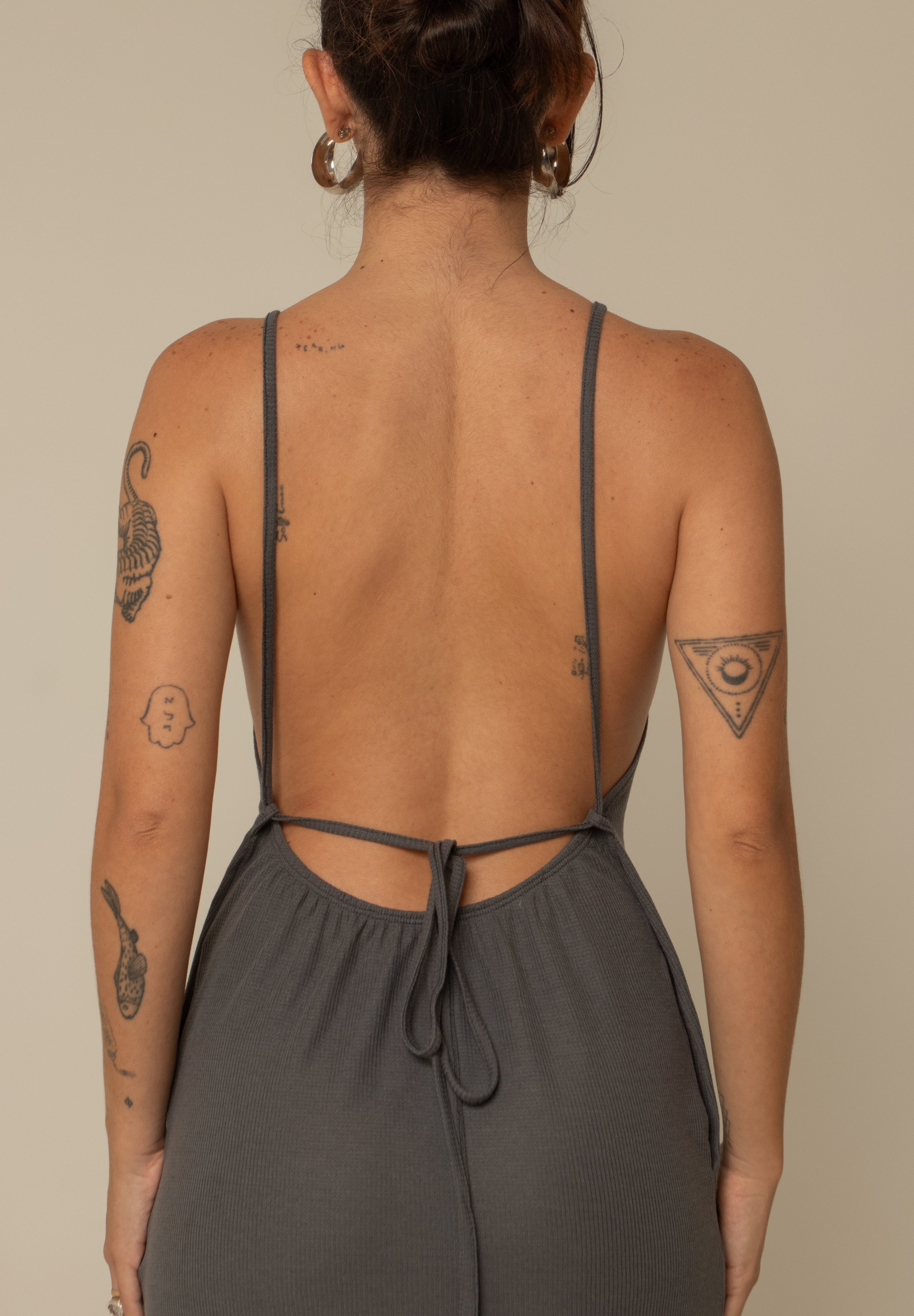 vestido comfy | vestido costas abertas com fenda lateral