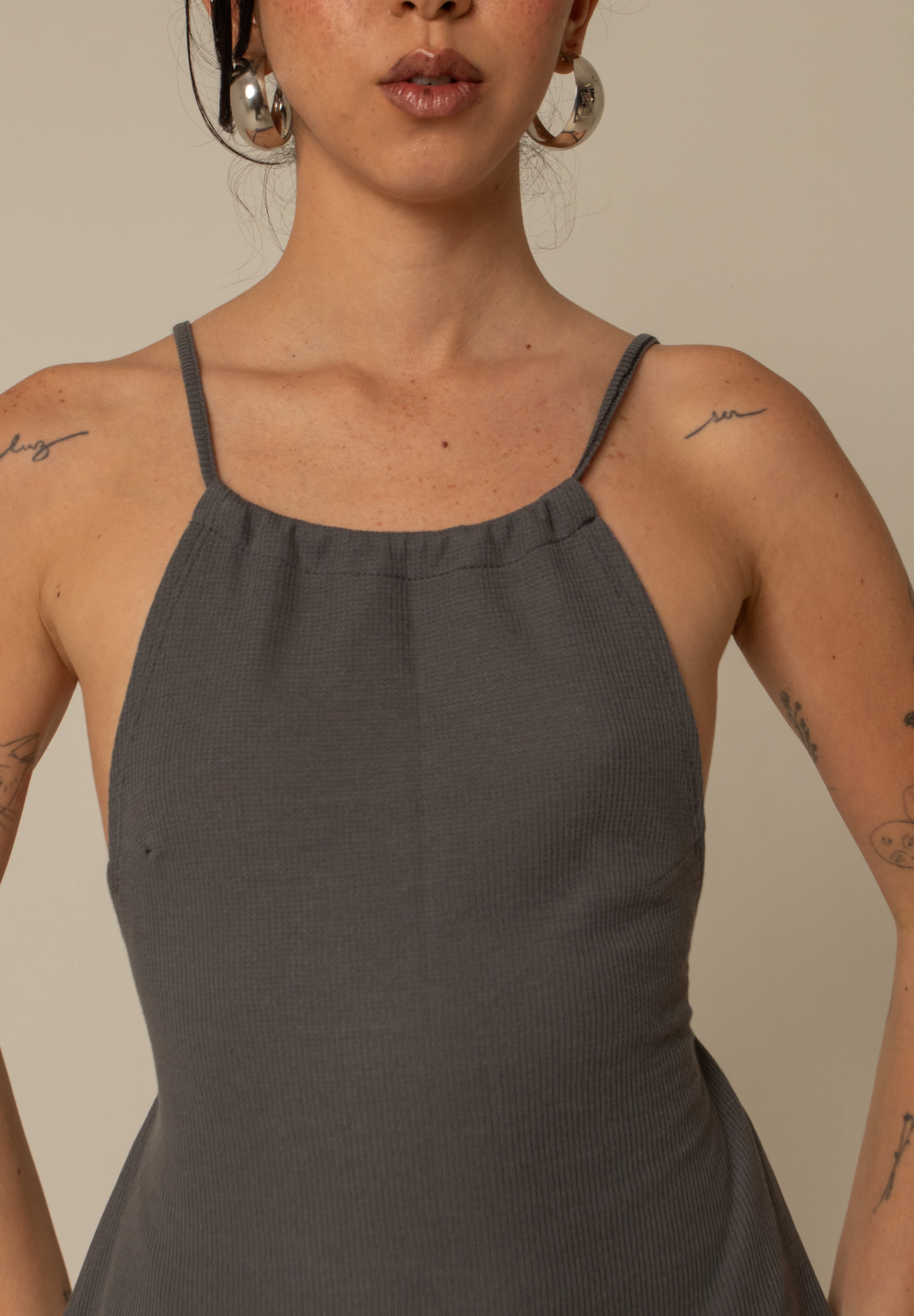 vestido comfy | vestido costas abertas com fenda lateral